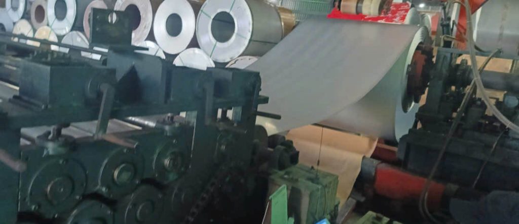 ton-tole-cuon-thep-tam-can-nguoi-dau-den-uon-deo-cung-posco-full-hard-spcc-1-day-5-dem-ruoi-5-dem-tam-0.6-mm-li-ly-kho-rong-1000-1219-1400-1500-1524-mm (4)
